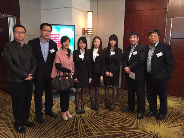 恒管隊伍﹑他們的老師和香港特許公認會計師公會2014-2015年度主席王先生（右二）