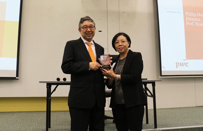 Dr Betty Kwok, Associate Head of Department of Accountancy, presented souvenir to Mr Philip Hung, the guest speaker