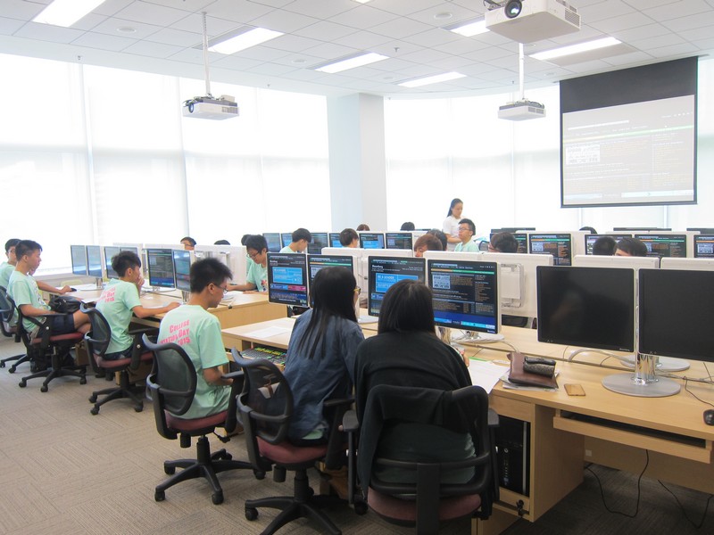 Students listened attentively to the programme introduction (left) and used the Bloomberg Terminals (right)