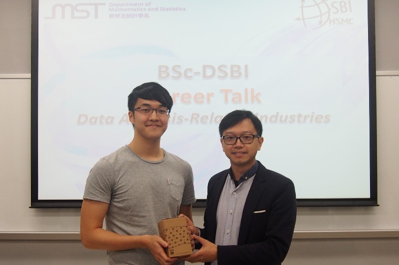 Guest speakers received souvenirs from Dr Jacky Leung