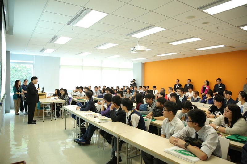 President Simon Ho shared the insights of learning and career planning with students