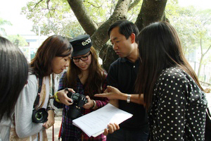 張景寧(右二)講師指導同學攝影技巧