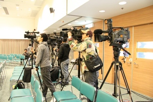 傳媒於會場內設拍攝器材 