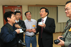 Dr Chui chatted with delegation members after the meeting