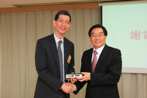 Dr Chui presented a souvenir to Dr Frank Tam Wai-ming