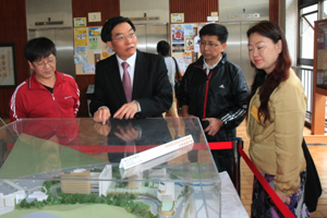 Dr Chui introduced the future campus development of HSMC to visitors