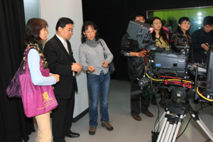 Mr Man, Registrar of HSMC visited the TV studio of School of Communication with the delegation