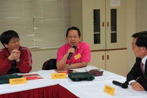 Mr Ling Zhi-wei, President of Songquan Secondary School inShenzhen raised a question at the meeting