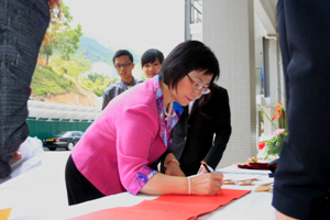 Mrs. Margaret Leung Ko May Yee, JP, Chairman of the Board of Governors of HSMC signed her name on visitors’ book