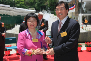 Dr Chui presented a souvenir to Mrs Leung