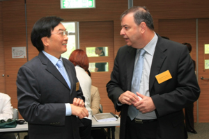 President Dr Chui Hong Sheung (left) chatted with representatives before the meeting