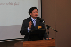 Dr Chui delivered a speech to the delegation 2