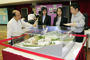 HSMC staff and student helpers introduced the campus model to the visitor