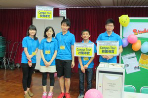 Student ambassadors led the visitors to a Campus Tour