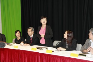 Amen Ng Man Yee (Middle), head of Corporate Communications & Standards Unit expressed her view at the meeting 