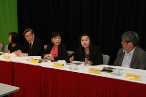 傳播學院院長曹虹教授（右二）於會議上發言