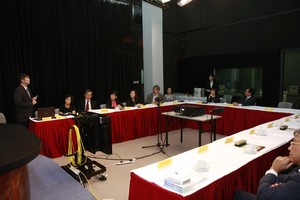 Mr. Ng Yiu-chung (1st Left), Technical Officer of School of Communication gave a detailed introduction to the TV production studio. 