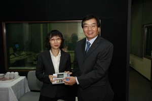 Dr. Chui presented a souvenir to Ms. Tai 