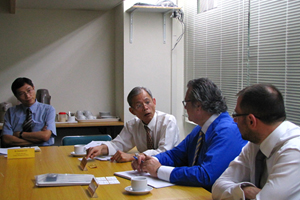 Mr. Edmond Lo (2nd left), Project Manager of the Project Management Team, introduced HSMC’s campus facilities to the guests.