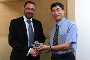 Dr. Hackman Lee, Facility Manager of the Facility Management Office presented a souvenir to Mr. Barry Neilson.