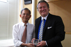 Mr. Edmond Lo presented a souvenir to Mr. Patrick Hughes.