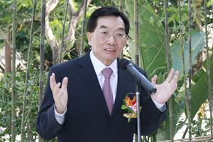 Dr Chui delivered a speech at the ceremony.