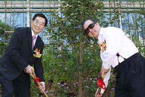 Mr. Tam and Dr. Chui were taking part in tree planting.