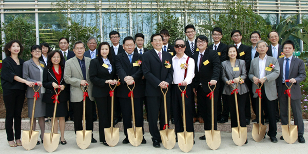 A group photo of The honored guests and student representatives 