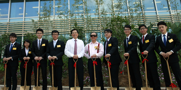 A group photo of Mr. Tam, Dr. Chui and student representatives