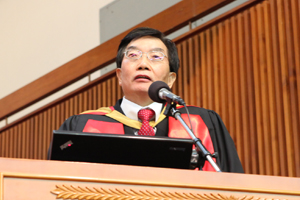 President Dr. Chui Hong Sheung addressed his warm welcome to the new students 1