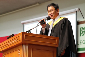 Prof. Gilbert Fong, Provost and Dean of School of Translation delivered a welcome speech to new students