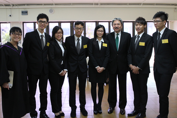 A group photo of Mr. John Tsang with students.