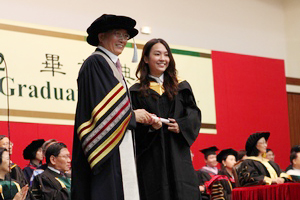 Dr. Chui presented the certificate to the graduate.