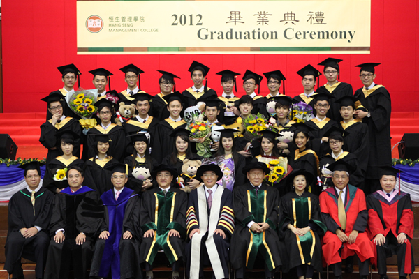 A group photos of the Dr. Chui, professors and graduates.