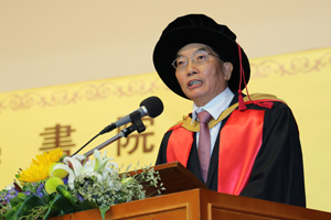 Dr. Chui delivered a speech to the graduates 