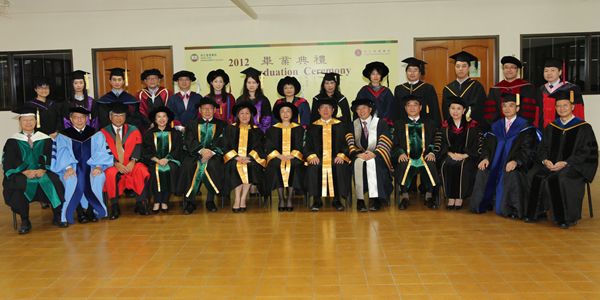 A group photos of professors and graduates.