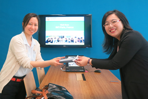 Representatives from two institutions exchanged souvenirs and Ms. Sisi Yang was introduced to our teaching facilities during the campus tour.