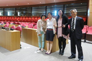 Representatives from two institutions exchanged souvenirs and Ms. Sisi Yang was introduced to our teaching facilities during the campus tour.