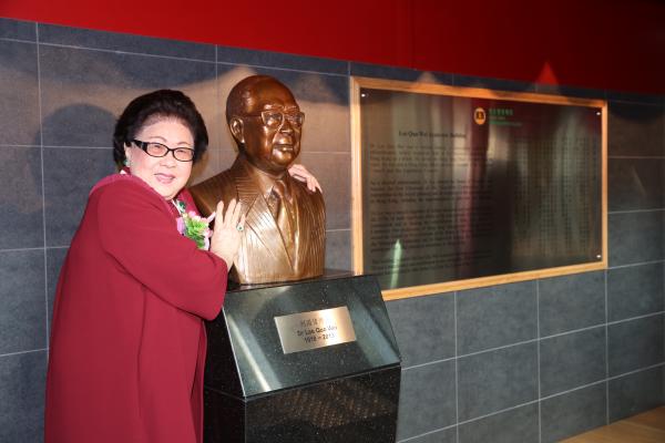 Mrs Helen Lee (left) and the bronze statue of the late Dr Lee Quo Wei