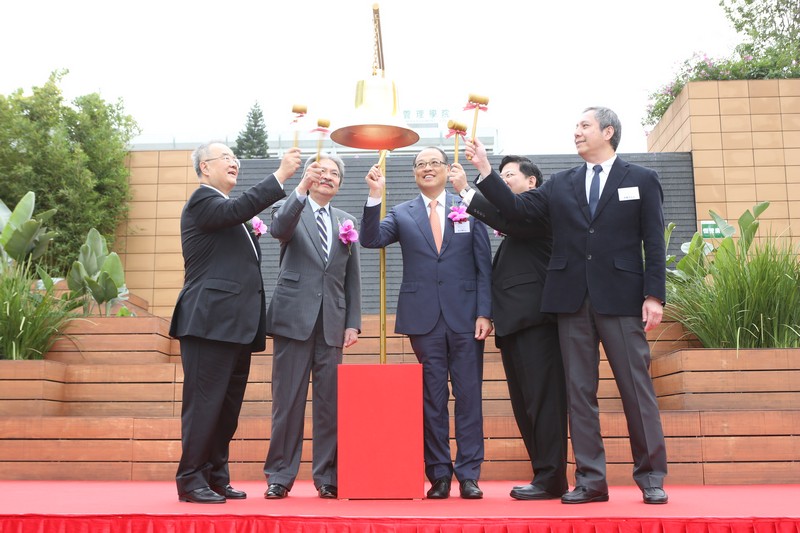 （左起）鄭慕智博士、曾俊華先生、林大輝先生、何順文校長及天文台高級科學主任莫慶炎先生一同為林大輝鐘樓進行揭幕儀式