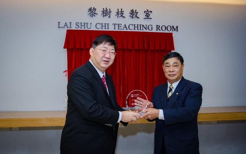 President Simon Ho presented a souvenir to Mr Lai Shu Chi