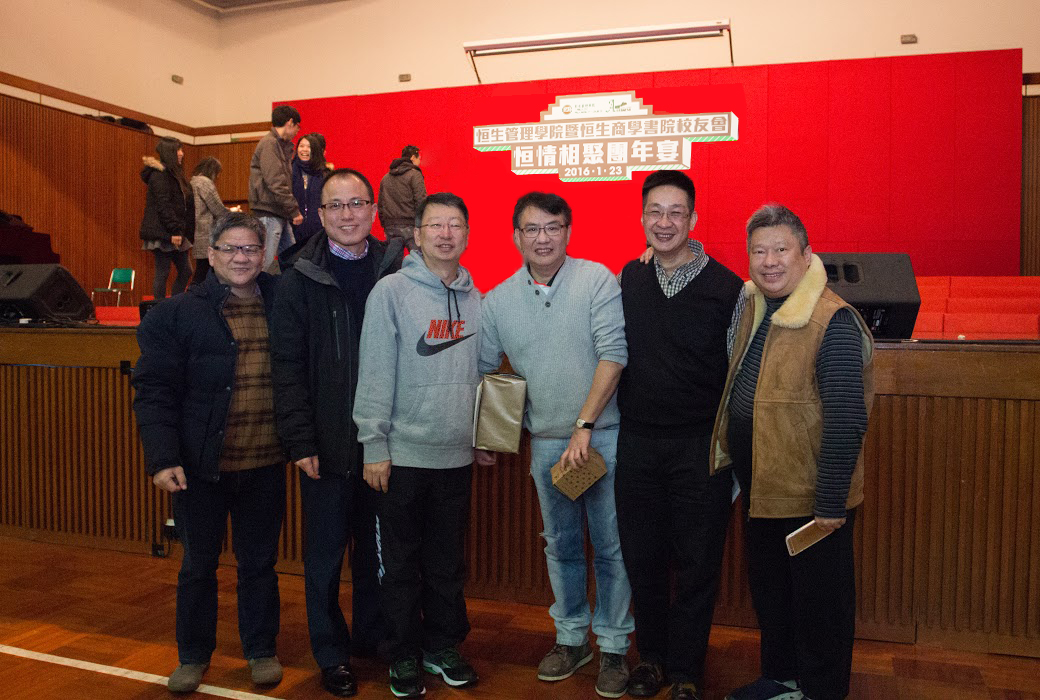 Mr Kenneth Leung (1st from right), AA Chairman, chatted with senior alumni and took photo with them