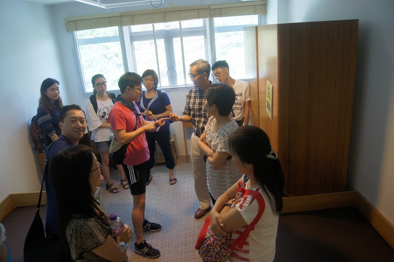 Student ambassadors led participating alumni on a tour of the residential colleges and gave them a brief introduction to the facilities and living conditions