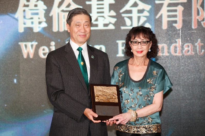 Dr Patrick Poon presented a souvenir to Ms Annie Liang (Wei Lun Foundation)