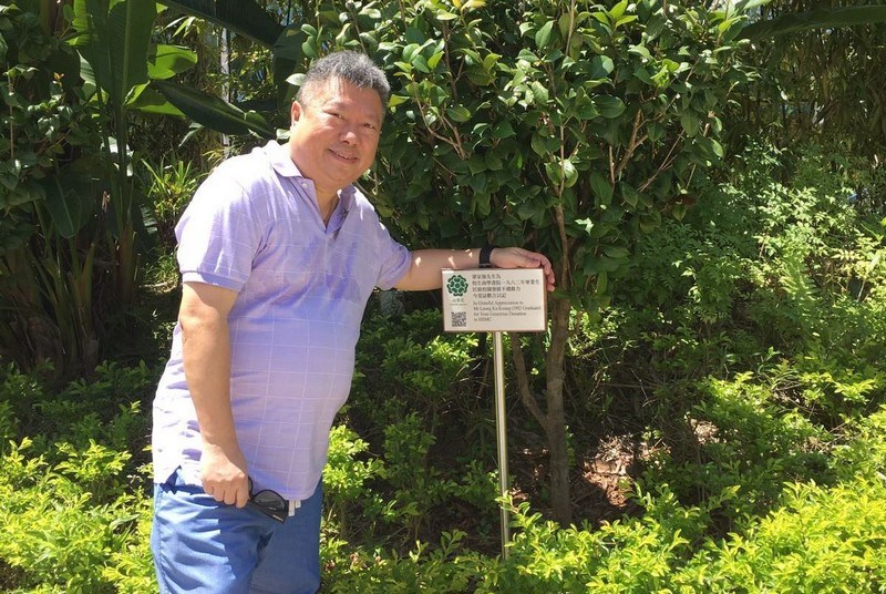 Chairman of HSMC/HSSC Alumni Association Mr Leung Ka Keung, by his sponsored tree, encouraged alumni to support the Eco-pledge campaign