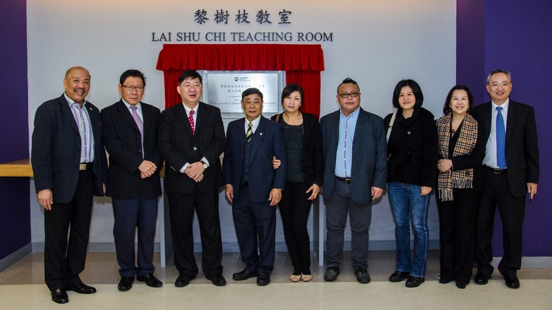 President Simon Ho, Professor Gilbert Fong and Dr Karen Chan joined a group photo at the Teaching Room with Mr Lai Shu Chi and his family members and friends