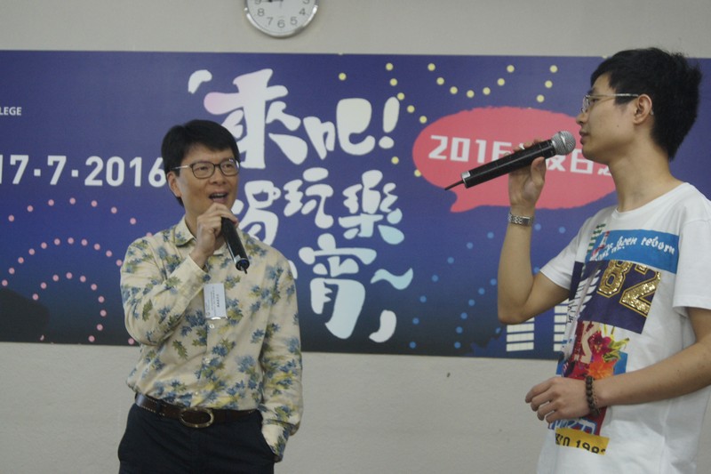 校友潘振威先生（左）與黃浩林先生（右）合唱一曲，贏得全場的歡呼聲