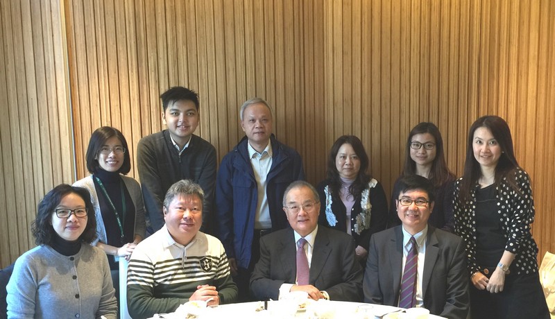 Dr Moses Cheng (2nd from right, front row), Mr Kenneth Leung (2nd from left, front row), Mr Stephen Chan and Mr Dicky Yuen (1st from right, front row, and 2nd from left, back row respectively), Ms Ada Leung (1st from left, front row) and other AA committee members