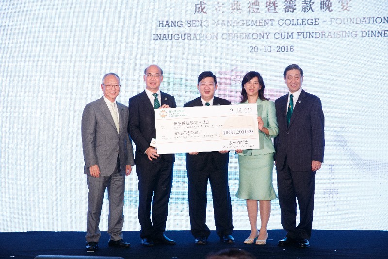 Dr Jacky Cheung presented a cheque to HSMC