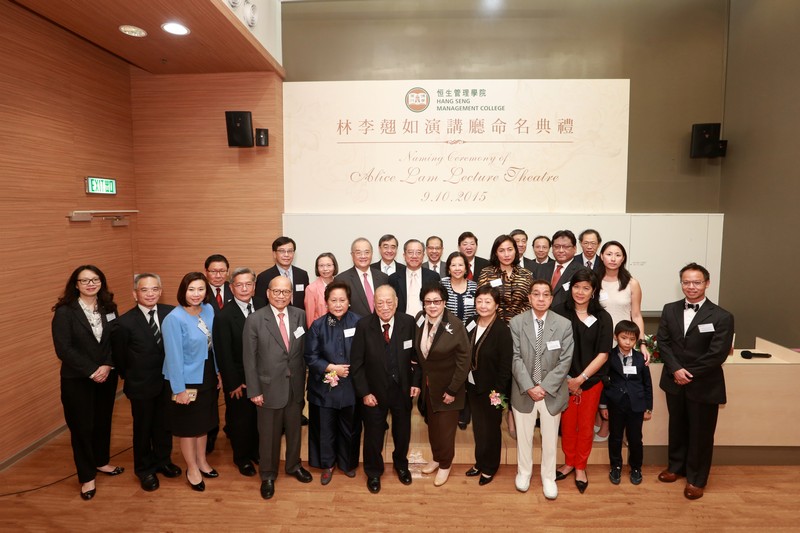 A group photo of Ms Rose Lee, Dr Alice Lam, President Simon Ho, Dr Lam’s family members, HSMC Board of Governors and senior management